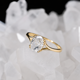 Anillo de compromiso con diamante de laboratorio central de 1.0ct corte oval con certificado IGI elaborado en oro amarillo 14k
