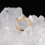 Anillo de compromiso con diamante de laboratorio central de 1.0ct corte oval con certificado IGI elaborado en oro amarillo 14k