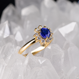 Anillo de compromiso con zafiro natural de .50ct corte brillante y 10 diamantes naturales elaborado en oro amarillo de 14k