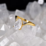 Anillo de compromiso con diamante de laboratorio central de 1.5ct corte gota con certificado IGI elaborado en oro amarillo 14k