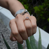 Anillo de compromiso con diamante natural central de .1.0ct corte brillante con certificación GIA y 32 diamantes naturales laterales elaborado en oro rosa de 14k