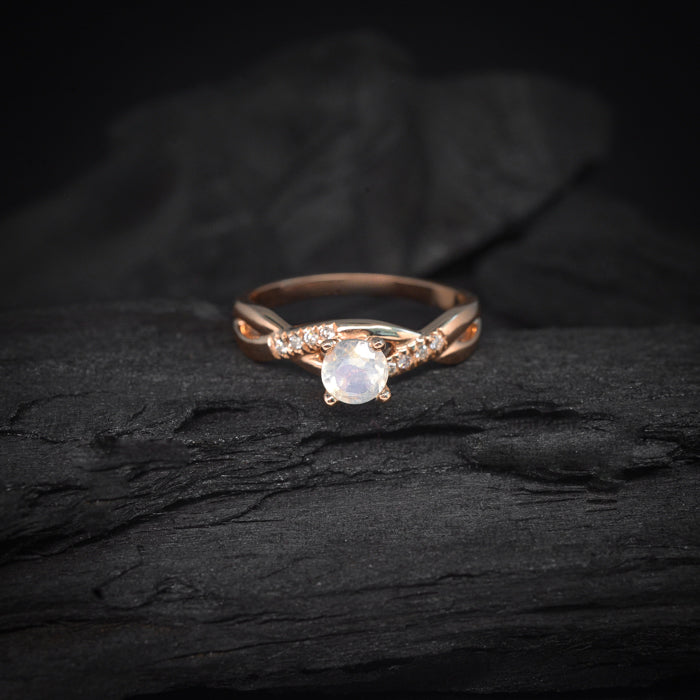 Anillo de compromiso con piedra lunar y diamantes naturales