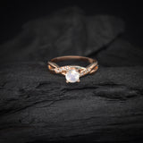 Anillo de compromiso con piedra lunar y 8 diamantes naturales laterales elaborado en oro rosa de 14 kilates