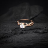 Anillo de compromiso con piedra lunar y 8 diamantes naturales laterales elaborado en oro rosa de 14 kilates