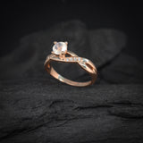 Anillo de compromiso con piedra lunar y 8 diamantes naturales laterales elaborado en oro rosa de 14 kilates