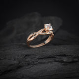 Anillo de compromiso con piedra lunar y 8 diamantes naturales laterales elaborado en oro rosa de 14 kilates