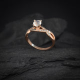 Anillo de compromiso con piedra lunar y 8 diamantes naturales laterales elaborado en oro rosa de 14 kilates