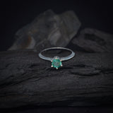 Anillo de compromiso con esmeralda natural de .50ct corte brillante elaborado en plata .925