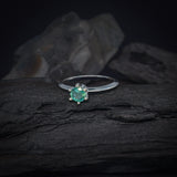 Anillo de compromiso con esmeralda natural de .50ct corte brillante elaborado en plata .925