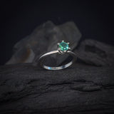Anillo de compromiso con esmeralda natural de .50ct corte brillante elaborado en plata .925