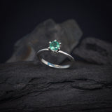 Anillo de compromiso con esmeralda natural de .50ct corte brillante elaborado en plata .925