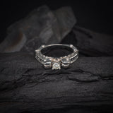 Anillo de compromiso con diamante natural central de .30ct corte brillante con certificación GIA y 12 zafiros naturales elaborado en oro blanco de 14k