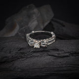Anillo de compromiso con diamante natural central de .30ct corte brillante con certificación GIA y 12 zafiros naturales elaborado en oro blanco de 14k