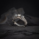 Anillo de compromiso con diamante natural central de .30ct corte brillante con certificación GIA y 12 zafiros naturales elaborado en oro blanco de 14k