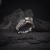 Anillo de compromiso con diamante natural central de .30ct corte brillante con certificación GIA y 12 zafiros naturales elaborado en oro blanco de 14k