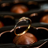 Anillo elaborado en oro amarillo de 14k con diamante natural central de .03ct