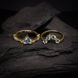 Anillo de compromiso con topacio natural central corte corazón, 4 topacios y 6 diamantes naturales elaborado en oro amarillo de 14k