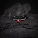Anillo de compromiso con rubí natural de .50ct corte brillante elaborado en plata .925