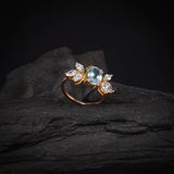 Anillo de compromiso con topacio natural corte oval y 6 diamantes naturales laterales elaborado en oro rosa de 14k