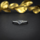 Anillo de compromiso con diamante natural central de .30ct con certificación GIA elaborado en oro blanco de 18 kilates