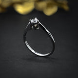 Anillo de compromiso con diamante natural central de .30ct con certificación GIA elaborado en oro blanco de 18 kilates