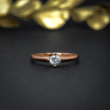 Anillo de compromiso con diamante natural central  de .30ct con certificación GIA elaborado en oro rosa de 18 kilates