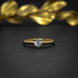 Anillo de compromiso con diamante natural central de .30ct con certificación GIA elaborado en oro amarillo de 18 kilates