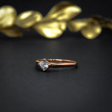 Anillo de compromiso con diamante natural central  de .30ct con certificación GIA elaborado en oro rosa de 18 kilates