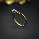Anillo de compromiso con diamante natural central de .30ct con certificación GIA elaborado en oro amarillo de 18 kilates