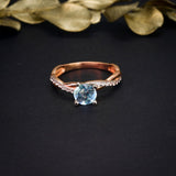 Anillo de compromiso con topacio natural de 1.0ct corte brillante y 18 diamantes naturales laterales elaborado en oro rosa de 14k