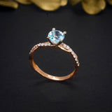 Anillo de compromiso con topacio natural de 1.0ct corte brillante y 18 diamantes naturales laterales elaborado en oro rosa de 14k