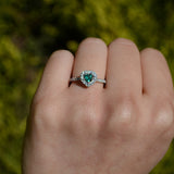 Anillo de compromiso con esmeralda natural corte corazón y 34 diamantes naturales laterales elaborado en oro blanco de 14k