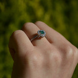 Anillo de compromiso con esmeralda natural corte corazón y 34 diamantes naturales laterales elaborado en oro blanco de 14k