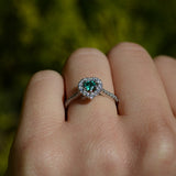 Anillo de compromiso con esmeralda natural corte corazón y 34 diamantes naturales laterales elaborado en oro blanco de 14k