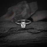 Anillo de compromiso con diamante natural central de .65ct corte oval con certificación GIA elaborado en oro blanco de 14k