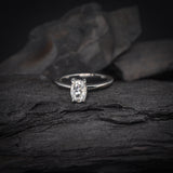 Anillo de compromiso con diamante natural central de .65ct corte oval con certificación GIA elaborado en oro blanco de 14k