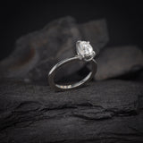 Anillo de compromiso con diamante natural central de .65ct corte oval con certificación GIA elaborado en oro blanco de 14k