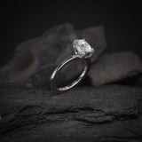Anillo de compromiso con diamante natural central de .65ct corte oval con certificación GIA elaborado en oro blanco de 14k
