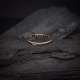 Anillo elaborado en oro rosa de 14k con esmeralda natural