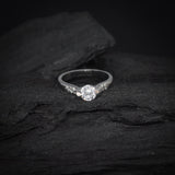 Anillo de compromiso con diamante natural central de .90ct corte brillante con certificación GIA y 16 diamantes naturales laterales elaborado en oro blanco de 14k