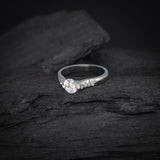 Anillo de compromiso con diamante natural central de .90ct corte brillante con certificación GIA y 16 diamantes naturales laterales elaborado en oro blanco de 14k