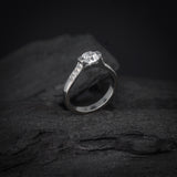 Anillo de compromiso con diamante natural central de .90ct corte brillante con certificación GIA y 16 diamantes naturales laterales elaborado en oro blanco de 14k