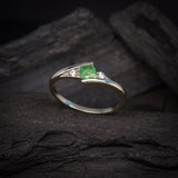 Anillo de compromiso con esmeralda natural de .20ct corte brillante y 2 cristales elaborado en oro blanco de 10k