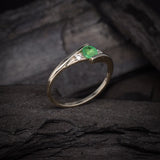 Anillo de compromiso con esmeralda natural de .20ct corte brillante y 2 cristales elaborado en oro blanco de 10k