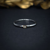 Anillo de compromiso con diamante natural de .03ct elaborado en oro combinado de 14 kilates