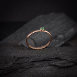 Anillo elaborado en oro rosa de 14k con esmeralda natural