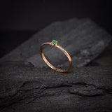 Anillo elaborado en oro rosa de 14k con esmeralda natural