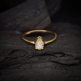 Anillo de compromiso con diamante natural central de .40ct corte gota con certificación GIA elaborado en oro amarillo de 14k