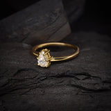 Anillo de compromiso con diamante natural central de .40ct corte gota con certificación GIA elaborado en oro amarillo de 14k
