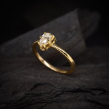 Anillo de compromiso con diamante natural central de .40ct corte gota con certificación GIA elaborado en oro amarillo de 14k
